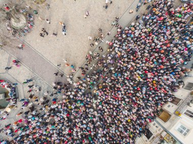 Lviv, Ukrayna - 7 Ekim 2018: havadan görünümü dini geçit şehir sokakları