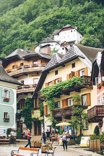 Hallstatt, Áustria - 15 de junho de 2019: vista da rua turística da cidade sobrecarregada de pessoas — Fotografia de Stock