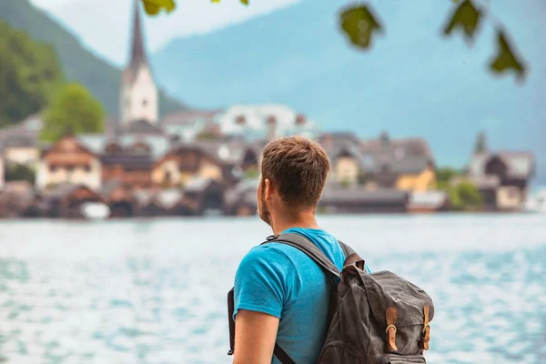 Adam gezgin backpacker gölün diğer tarafında hallstatt şehir bakıyor — Stok fotoğraf