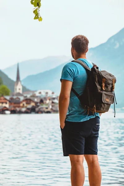 Adam gezgin backpacker gölün diğer tarafında hallstatt şehir bakıyor — Stok fotoğraf