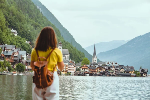 Nő állt a tengerparton nézett Hallstatt város — Stock Fotó