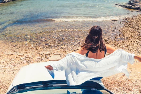 Frau liegt auf Motorhaube mit Blick auf Meer Sommerstrand — Stockfoto