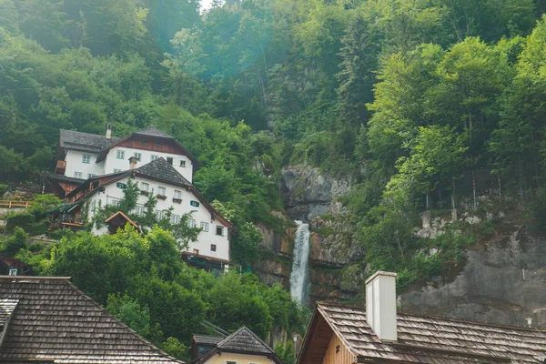 Gebäude am Klippenrand Sommerzeit hallstatt austria — Stockfoto