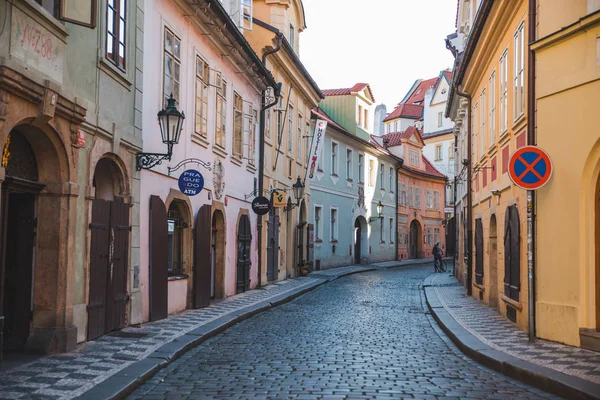 Lege straat in de Europese stad met vrouw wielrenner in het einde — Stockfoto