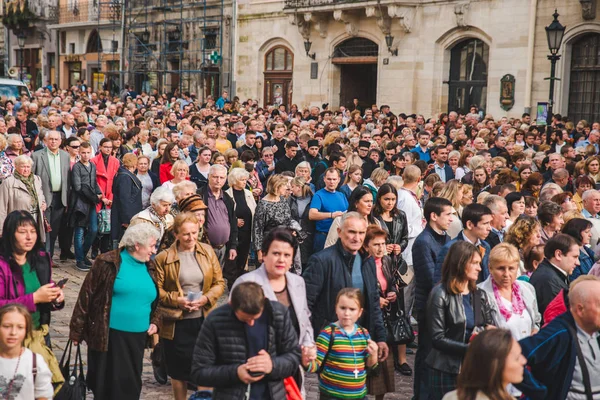 Lviv, Ukrajna - 2018. október 7.: a vallási körmenet a város utcáin — Stock Fotó