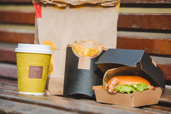Hamburger in doos met Fry aardappelen koffie kopje. Fast Food — Stockfoto