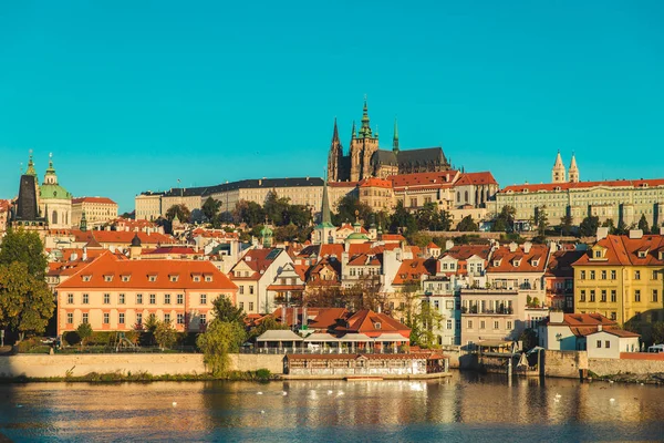 Stadsbilden utsikt över Prag på Sunrise — Stockfoto