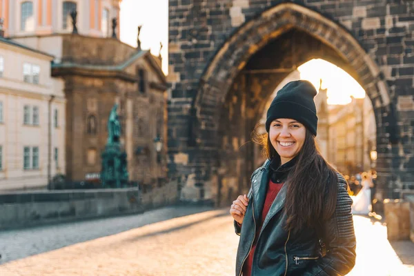 Vrouw portret bij zonsopgang bij de Karelsbrug in Praag — Stockfoto