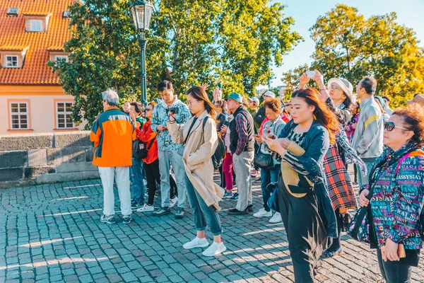 捷克共和国布拉格-2018年9月22日: 欧洲城镇的亚洲游客团体 — 图库照片