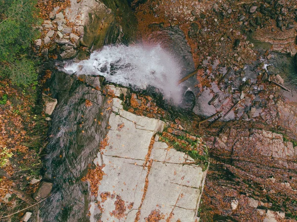 Vista aerea della cascata in montagna — Foto Stock