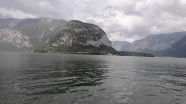 evin simgesi yakınında rıhtımda hallstatt deniz teknesi panoramik görünümü
