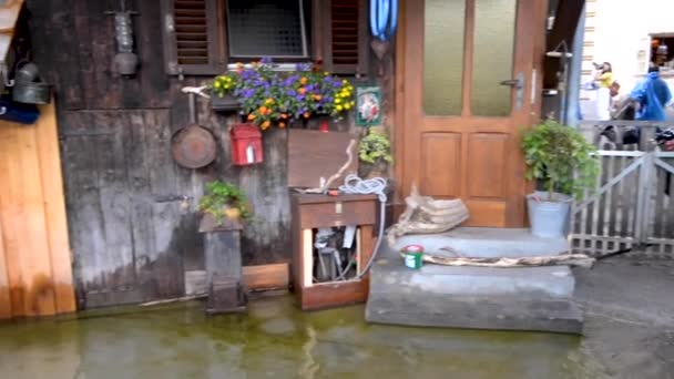 ハルシュタット市の有名な旅行場所の家の裏庭のパノラマビュー — ストック動画