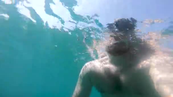 Man Mask Swimming Underwater Snorkeling Summer Vacation — Stock Video