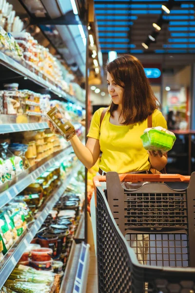 Junge hübsche erwachsene Frau beim Einkaufen im Lebensmittelgeschäft — Stockfoto