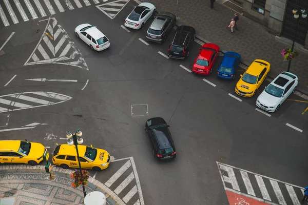 Prag, Tjeckien - 22 September 2018: översiktsbild av cross road i city — Stockfoto