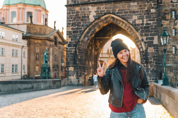 Vrouw portret bij zonsopgang bij de Karelsbrug in Praag — Stockfoto