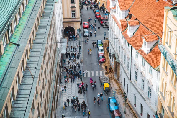 PRAGA, CHECA - 22 de septiembre de 2018: vista aérea de la praga. gente caminando por la calle — Foto de Stock