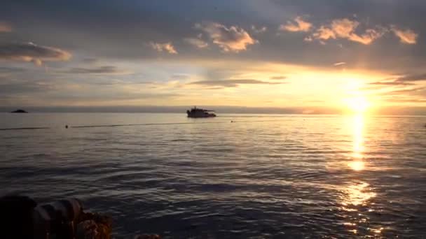 日没夏休みコンセプトでシーベイに行く観光客船 — ストック動画