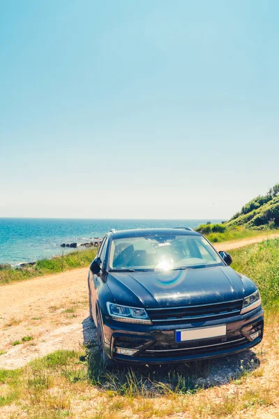 Vista para o carro no mar praia de verão — Fotografia de Stock