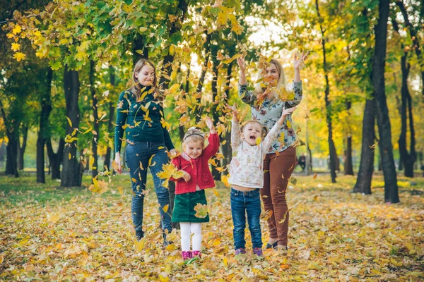 Familia jugando en el parque de la ciudad madres con hijas —  Fotos de Stock