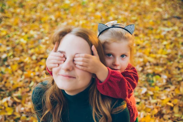 Raten Sie, welche Tochter die Augen vor der Mutter verschließt — Stockfoto