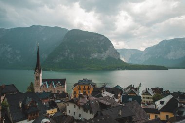b üzerinde alp dağları ile çan kulesi göl ile hallstatt kilise
