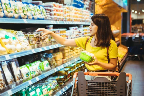 genç güzel yetişkin kadın bakkal alışveriş yapmak