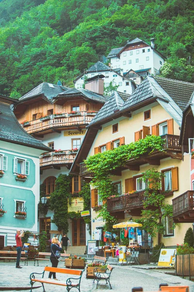 Hallstatt, Áustria - 15 de junho de 2019: vista da rua turística da cidade sobrecarregada de pessoas — Fotografia de Stock