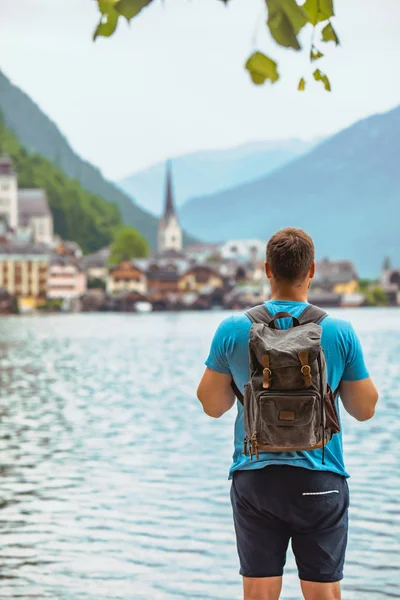 Adam gezgin backpacker gölün diğer tarafında hallstatt şehir bakıyor — Stok fotoğraf