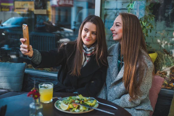 Duas mulheres bonitas se conheceram no café tomando selfie — Fotografia de Stock