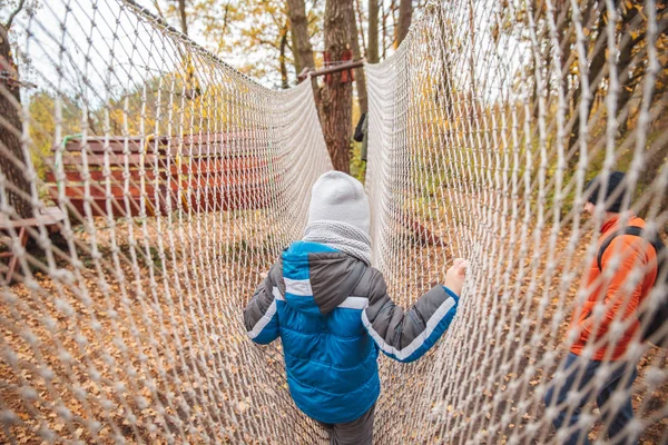 Pequeno criança menino jogar no playground saudável criança ativa — Fotografia de Stock