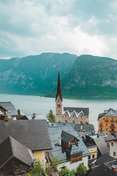 b üzerinde alp dağları ile çan kulesi göl ile hallstatt kilise