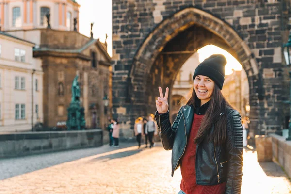 Ženská portrét za úsvitu na Karlově mostě v Praze — Stock fotografie