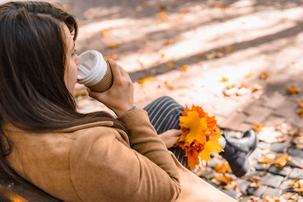शरद ऋतूच्या हंगामात जाण्यासाठी कॉफी कप पेय धारण करणारी स्त्री — स्टॉक फोटो, इमेज