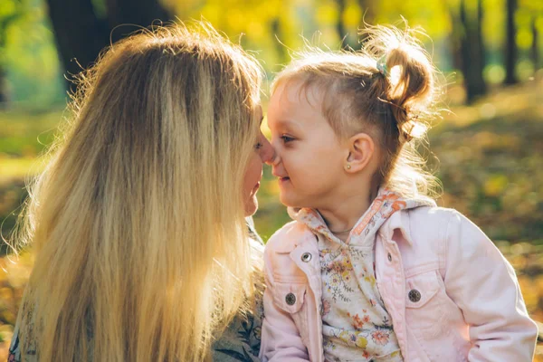 Mutter mit kleiner Kleinkind-Tochter spielt im Stadtpark — Stockfoto