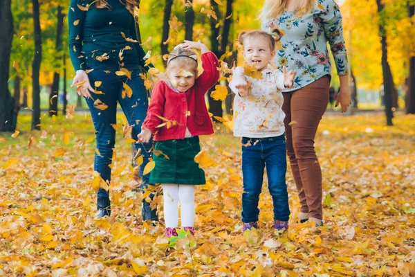 Familie spielt im Stadtpark Mütter mit Töchtern — Stockfoto