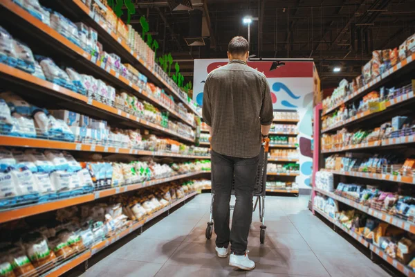 Homem fazer compras no supermercado — Fotografia de Stock