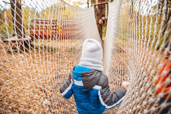 Pequeño niño pequeño jugar en el patio de recreo saludable niño activo — Foto de Stock