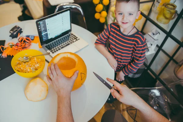 Young father with toddler son making jack pumpkin head for halloween holiday — Stock Photo, Image