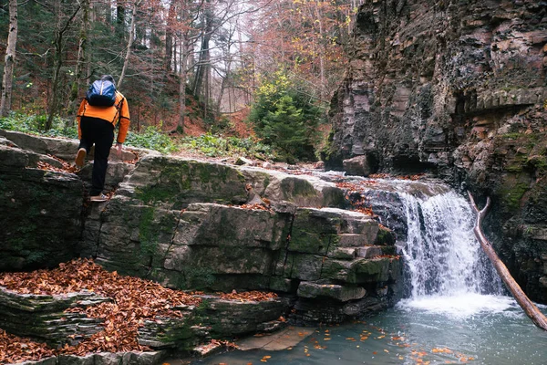 Homem escalando na floresta para ver cachoeira — Fotografia de Stock