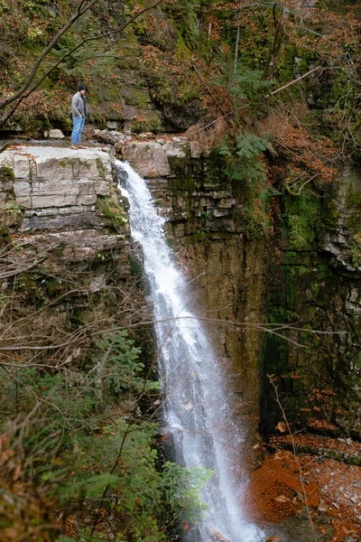 Man at the edge looking on waterfall hiking concept — Stock Photo, Image
