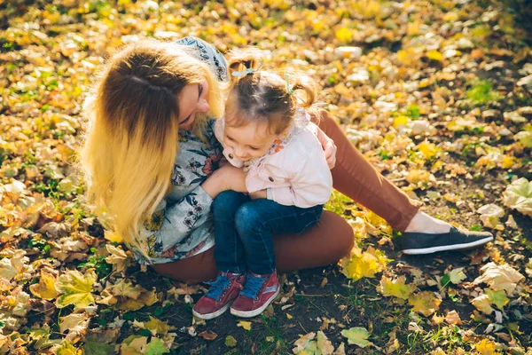 Mather med liten toddle dotter spelar i höstens stadspark — Stockfoto