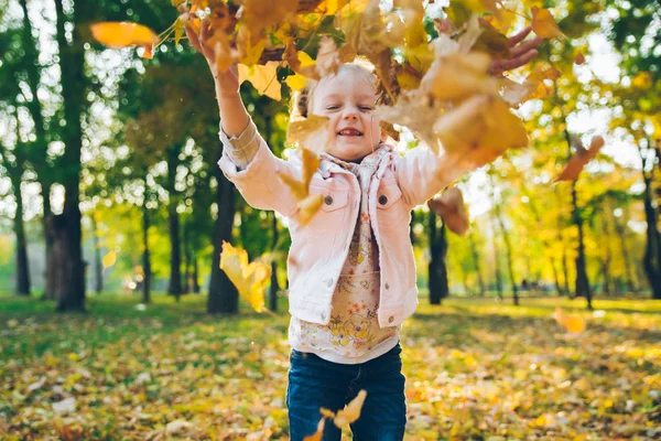 가을 도시 공원에서 작은 미소 금발의 귀여운 유아 소녀 — 스톡 사진