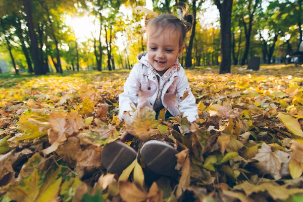 Lilla leende blond söt småbarn flicka på höst City Park — Stockfoto
