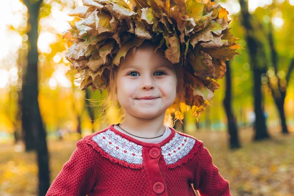 단풍 나무 잎 화환을 가지고 노는 작은 유아 소녀 — 스톡 사진