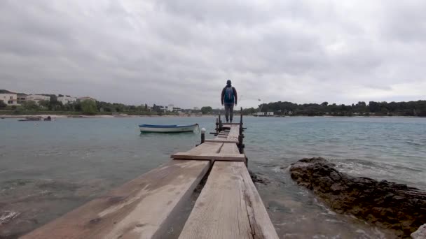 Hombre Con Mochila Pie Muelle Mirando Tormentoso Mar Nublado Tiempo — Vídeos de Stock