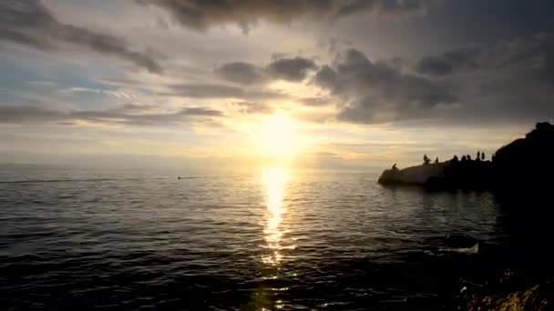 Vista Del Tramonto Rovinj Città Croazia Persone Sedute Sulla Scogliera — Video Stock