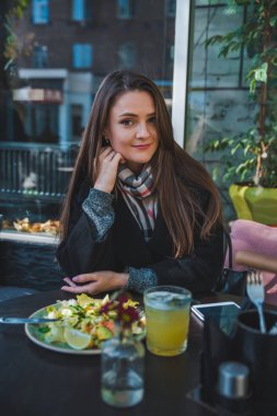 kafede yemek salatası kadın eller hiçbir yüz kadar yakın