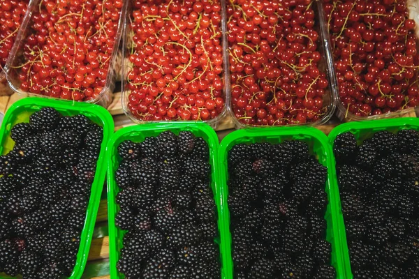 Вид магазинных лавок, полных ягод — стоковое фото
