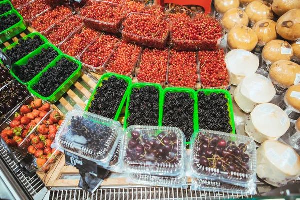 A bogyós gyümölcsök teljes polcára tekintettel — Stock Fotó